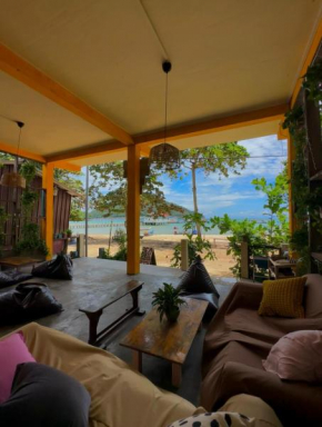 Seashell Guesthouse, bar and tattoos